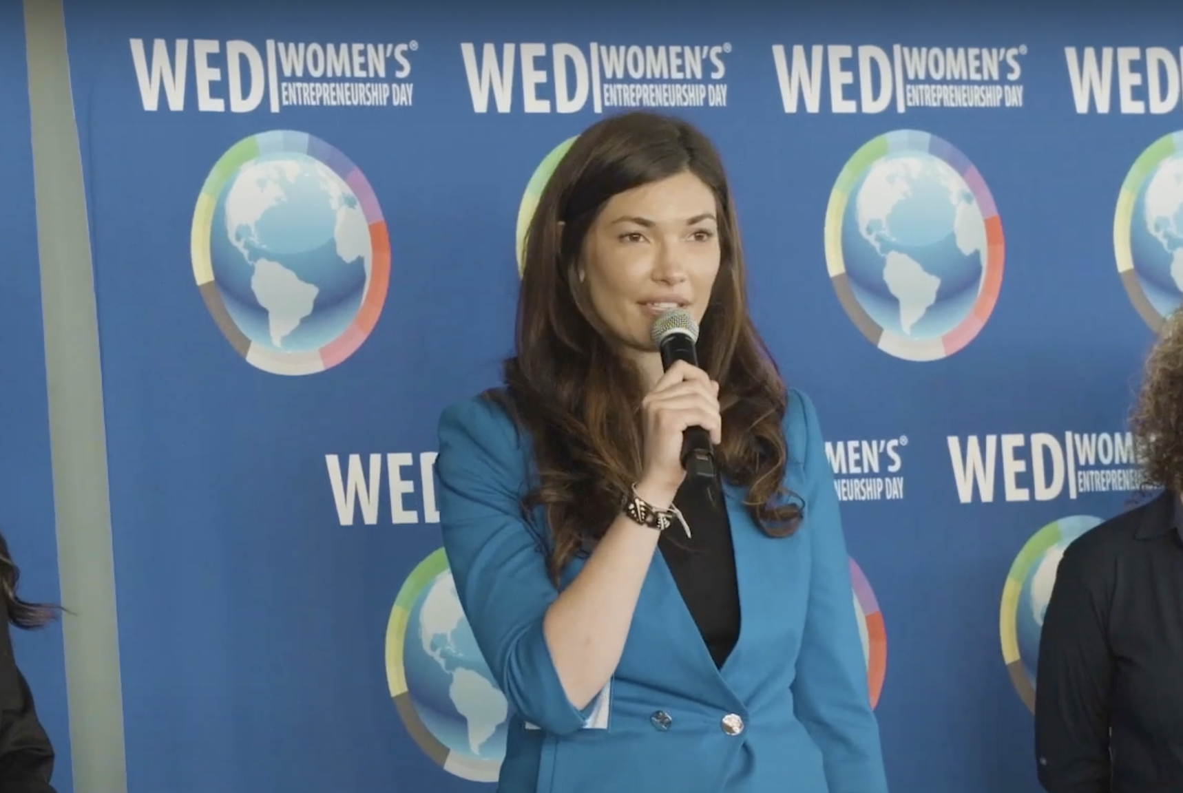 Qora tanlilar ishtirokidagi erotik rep videolar Qiz bir dik otirib uygondi